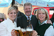 Wiesnwirt Georg Heide schmeckt das Wiesnbier, daß in der Bräurosl in wenigen Wochen zum Ausschank kommt (Foto: Martin Schmitz)